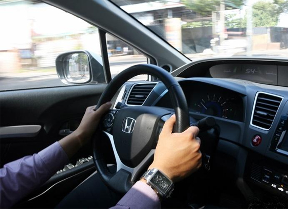 Mẹo B2 câu hỏi thứ tự xe ưu tiên và tốc độ xe